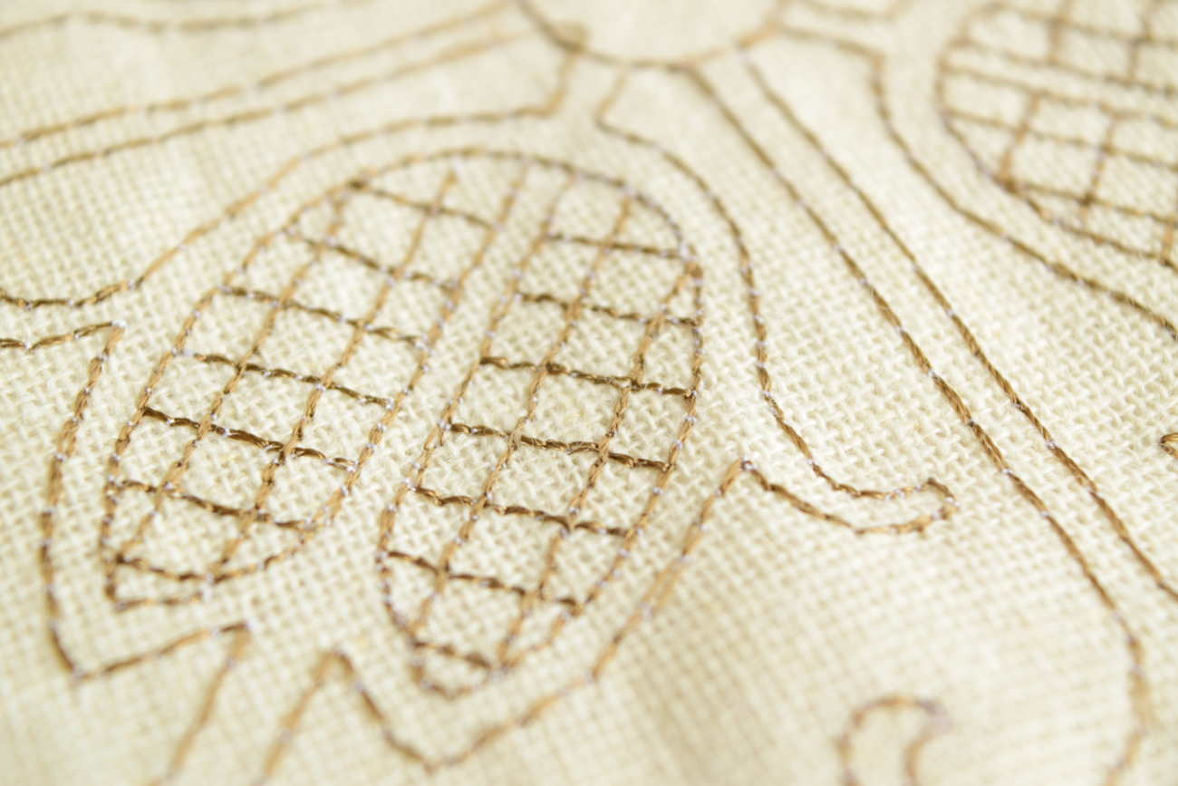 フラットカーテン オリジナル刺繍（テュリプ）＆飾りレース付き リネンカーテン
